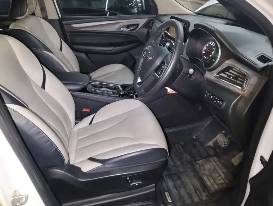 Foto Mobil Bekas Kabin Depan Wuling Cortez 1.5 L T Lux tahun 2022